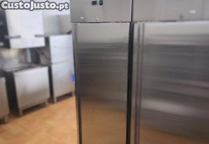 Armário refrigerado em inox com 3 prateleiras (680x700x2000mm)