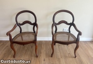 2 Cadeirões, 4 cadeiras e 1  Canapé antigos de madeira maciça.