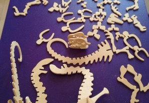 Puzzle de madeira de Esqueleto de Dinossauro em 3 dimensões.