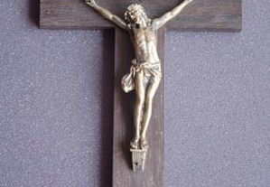 Crucifixo em madeira e metal