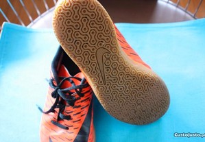 Sapatilhas laranjas da Nike de futsal tamanho 38