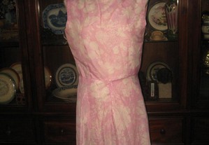 Vintage Antigo vestido cor rosa desenho leve a branco 1970s