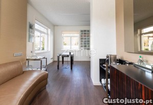 Moradia Com Jardim Av. Marechal Gomes Da Costa...