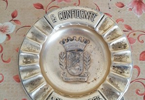 Cinzeiro antigo em aluminio com o tema - A Confidente Propriedades - (16 cm de diametro )