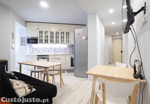Apartamento no Bairro dos Atores, com 5 assoalhadas e logradouro.