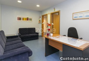 Loja Em Oliveira Do Douro, Vila Nova De Gaia