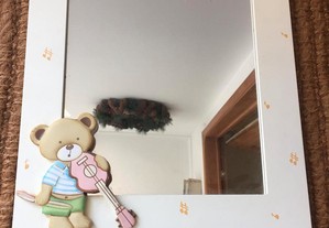 Espelho emoldurado e 3 molduras com Urso