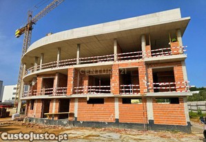 Magnfico apartamento T2+1 de luxo em fase de construo na Meia Praia em Lagos
