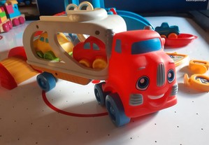 Conjunto de carrinhos de brincar com camião e rampas