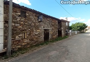 Casa Rústica para Recuperar na aldeia de Penhas Juntas, Vinhais
