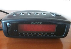 Rádio despertador preto marca Kunft