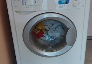 Máquina de lavar roupa Indesit 7Kg 1200rpm