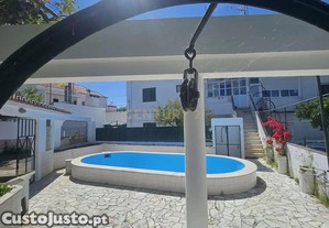 Moradia Bifamiliar T3 com Piscina, Sótão e Vista Desafogada   Bairro Tranquilo, Próximo do Centro Histórico