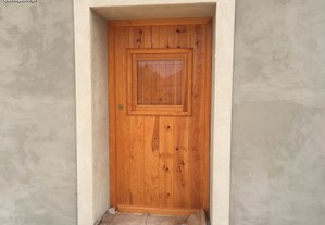 Porta exterior em Pinho