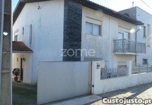 Moradia T4 De Dois Pisos Com Logradouro, Em...