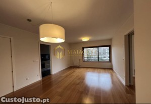 T3 com sute, garagem dupla e cozinha equipada junto ao Polo Universitrio