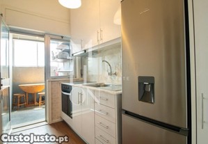 T2 com Varanda e Exposio Solar a Sul   Metro Marqus, no Corao do Porto