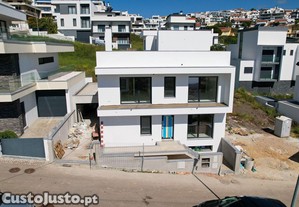 Moradia geminada de tipologia T4+1, em fase final de construção, localizada no Bairro São Sebastião, em Famões - Odivelas, inser