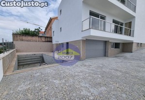 Moradia Com Piscina Em Lobo