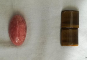 Pedras olho de tigre (2) e pedra rosa