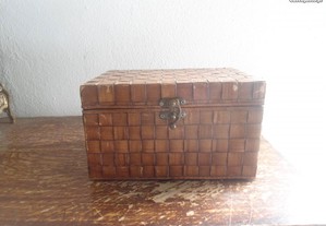 caixa grande antiga em madeira