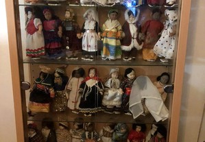 Conjunto de 34 bonecas de porcelana com armário