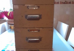 A caixas madeira ou gavetas vintage