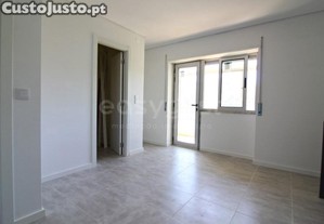 Apartamento T2 Remodelado, Elevador E Varanda...