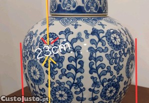 Pote decorativo em porcelana azul