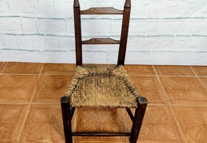 Cadeira antiga baixa em madeira de pinho e assento em palhinha