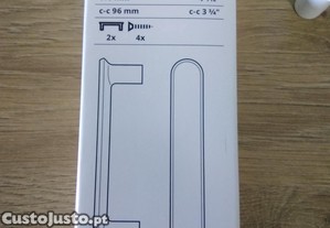 Tr�s conjuntos de puxadores, portas ou gavetas novos.