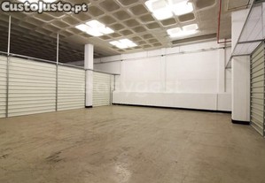 Armazém Situado Em Zona Industrial Em Alhos...