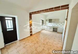 Moradia T1 Situada em Santana de Cambas, Monte dos Sapos, Mrtola. Imvel totalmente remodelado.