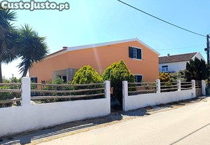 Moradia T4 isolada com jardim vista campo e mar - Lourinhã