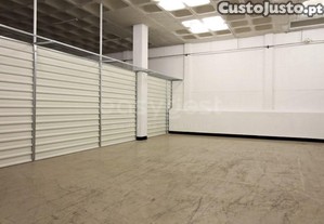 Armazém Logístico Situado Em Zona Industrial Em...