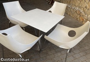 Mesa de jardim com quatro cadeiras