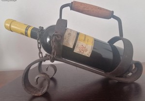 Suporte de garrafa em ferro com pega em madeira ( garrafa incluída)