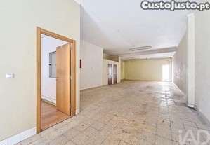 Loja / Estabelecimento Comercial em Camarate, Unhos e Apelação de 132,00 m²