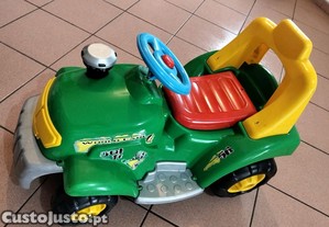 Brinquedo em Trator a bataria.