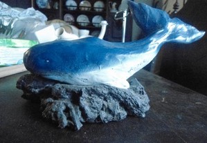 peça decorativa , em pedra vulvanica , baleia