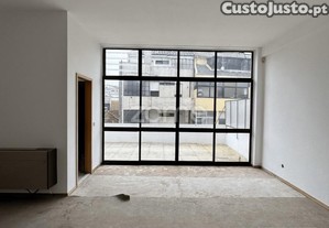 Loja No R/Ch Logradouro E Cave, Na Rua Santos...