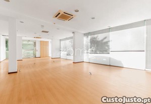 Loja Comercial Com Excelente Montra E...