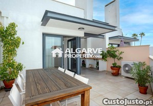 V5 - Moradia espaçosa com 3+2 quartos em condomínio com piscina e garagem em Vilamoura no Algarve