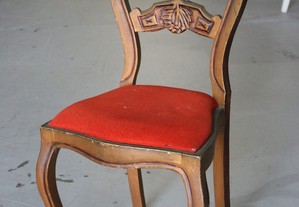 Cadeira em Madeira com Acento em Tecido