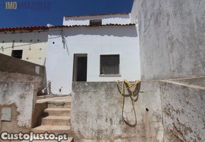 Moradia com terraço e logradouro situada no pinheiro e garrado, silves