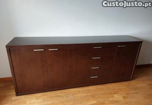Mesa e móvel de sala de jantar