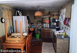 Moradia V3, Localizada Na Freguesia De Canas De...