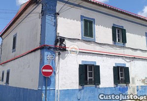 Andar de Moradia T3 com Terraço de 35m2 localizado no Centro Histórico da Vila de Redondo