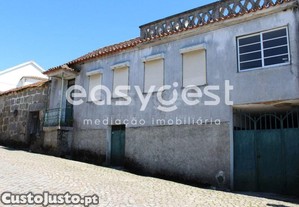 Moradia V3, Localizada Em Aldeia Típica De...