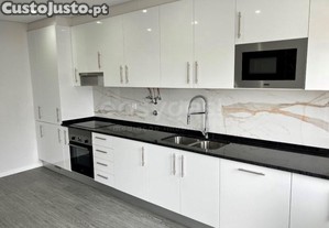 Apartamento T3 Com Piscina, Lugar De Garagem E...